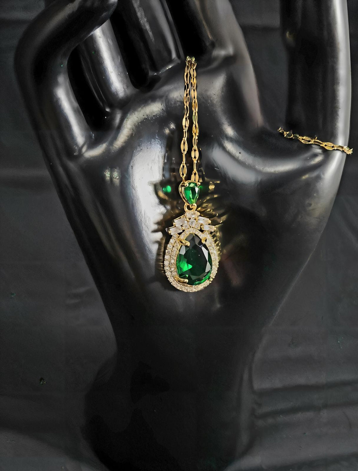 Gorgeous Emerald Crystal Necklace, Fashion, Pendant, 16 in.