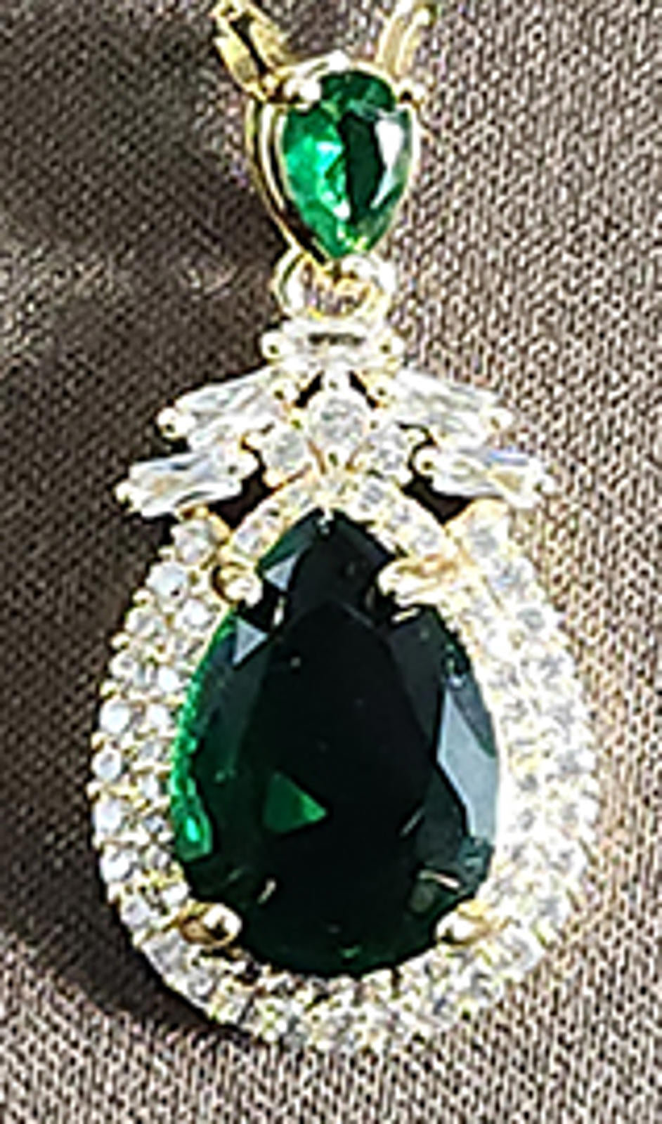 Gorgeous Emerald Crystal Necklace, Fashion, Pendant, 16 in.