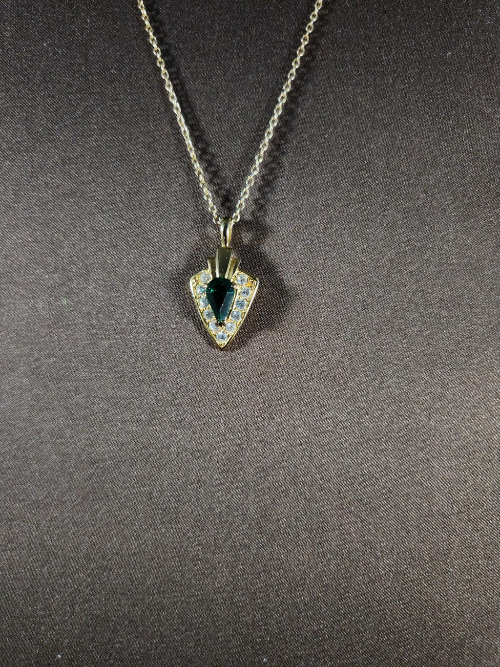 Gorgeous Fashion Necklace, Bold Green Crystal in Gold Tone Setting, 18 in.